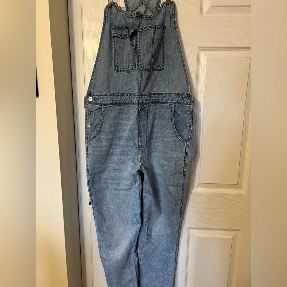 American Eagle Outfitters 90s Boyfriend Light Blue Denim Overalls